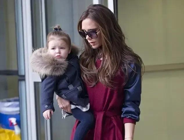 钟嘉欣|贝嫂是单手穿恨天高抱娃的天花板,网友:小七是她出街的时尚单品