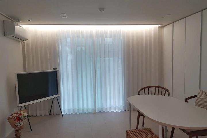 60㎡小家一人居：一进门就是厨房，衣柜直接放在客厅！白白净净