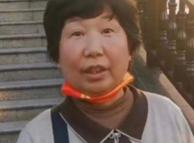 杜新枝|杜新枝喜获老伴送花，妆容精致喜笑颜开，却被嘲讽又出来作秀了