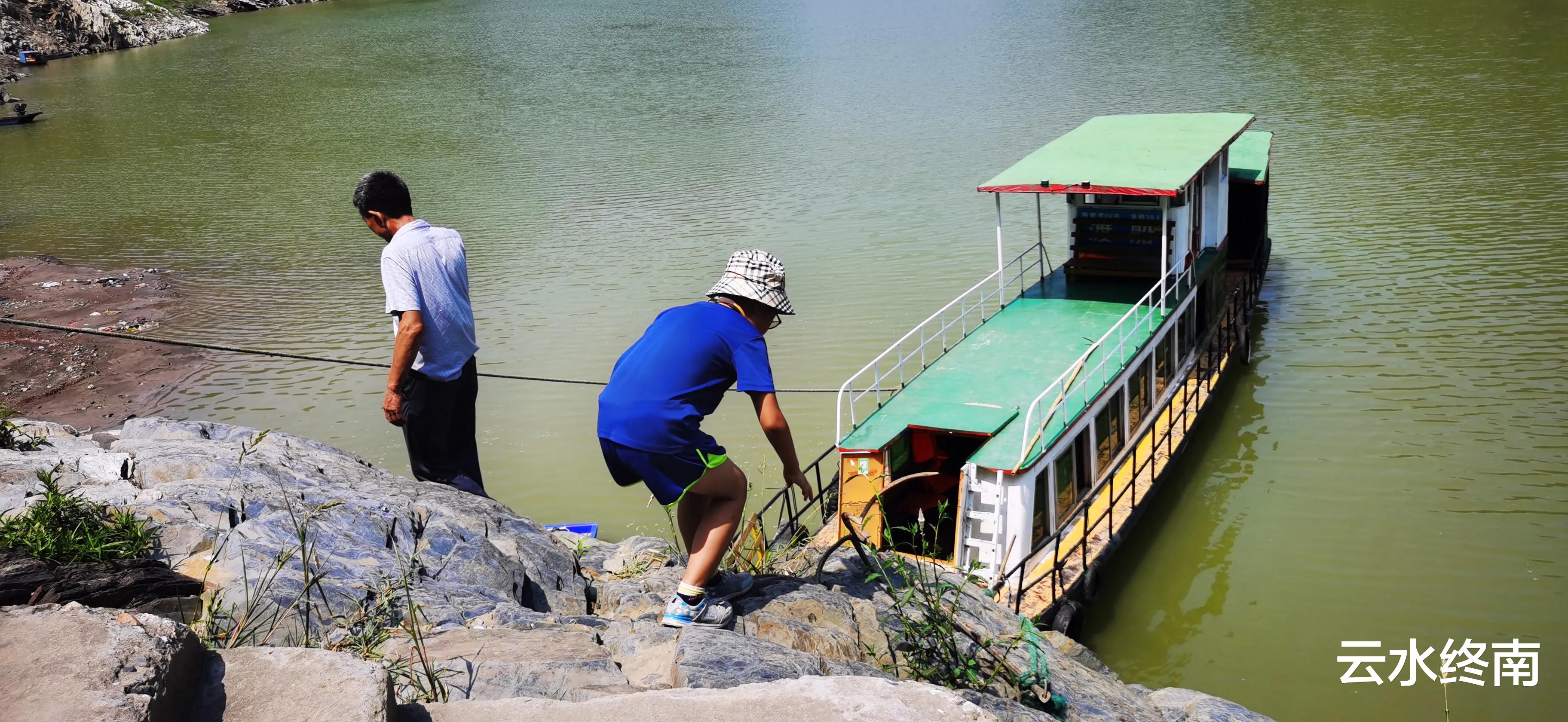 |在汉江边坐2元钱的渡船,两个小姑娘给我们付费,还请我们到茶山