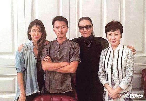 谢霆锋|谢霆锋罕谈母亲狄波拉，从小被抛弃成孤儿，成名后却有无数人相认