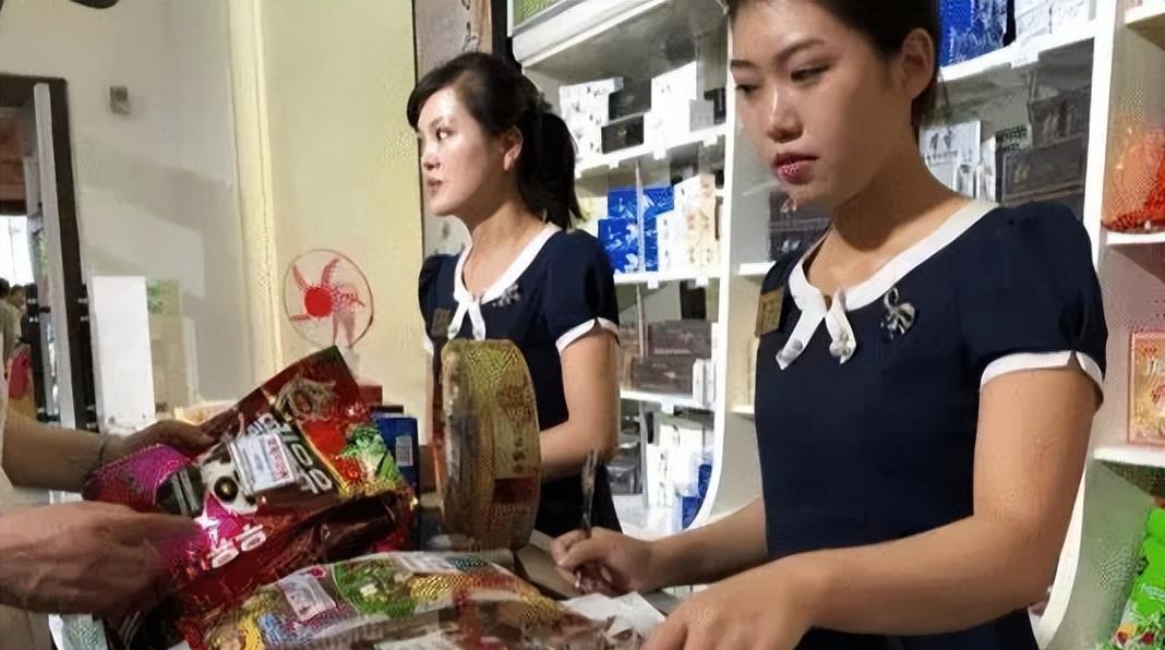 朝鲜男人日常嗜烟,香烟按“根”买,那朝鲜女人爱好什么?
