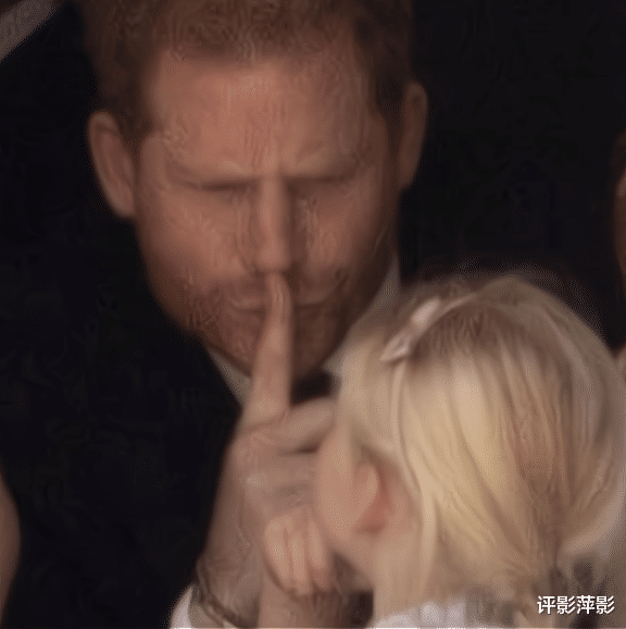 白金汉宫|梅根哈里动作神同步，挤眉弄眼抢风头，逗乐一众王室孩子