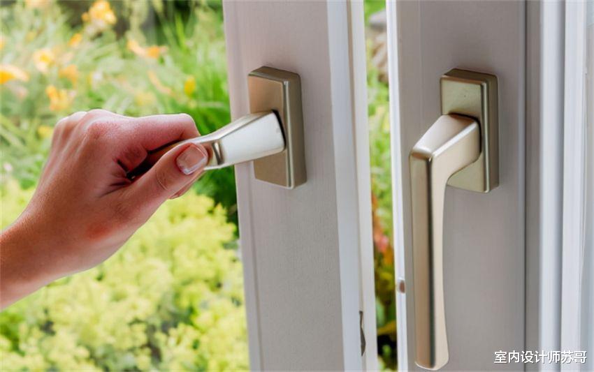 用油烟机时，“开窗”还是“关窗”？很多人做错，难怪厨房油腻腻