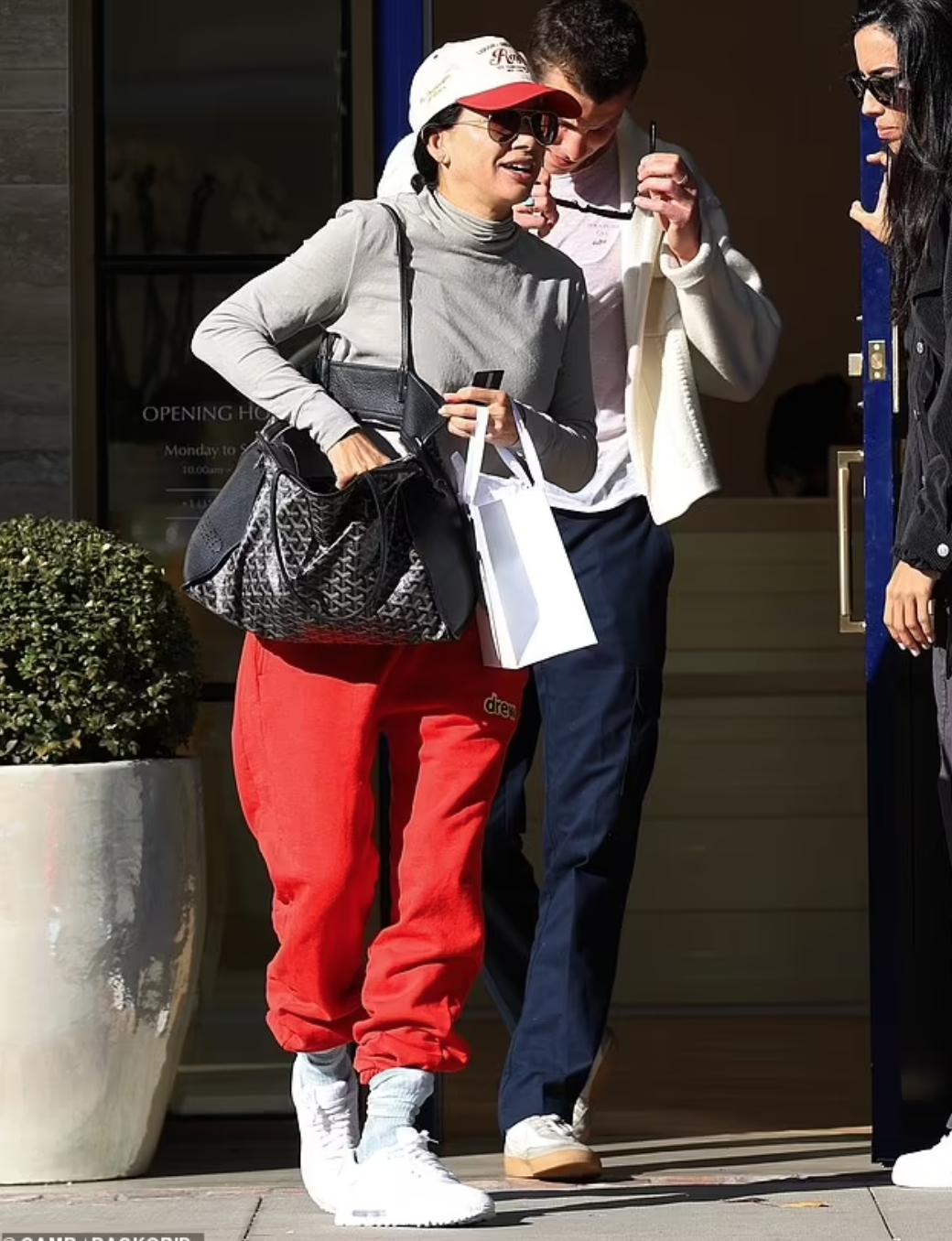 按摩|肖恩·门德斯疑似和绯闻女友约会喝咖啡，女方是大他27岁的按摩师