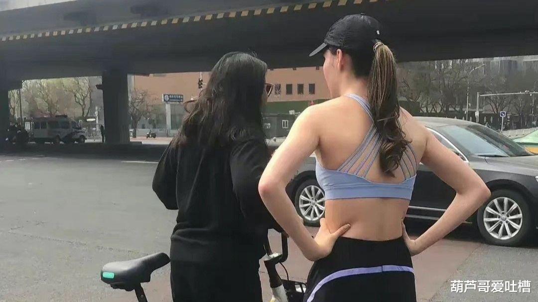谷爱凌|谷爱凌运动内衣街头跑步，妈妈骑车全程陪同