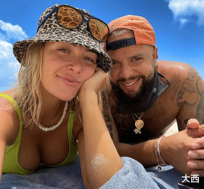德隆|德隆和娇妻近照，38岁打拳击身材健硕，妻子颜值高身材好