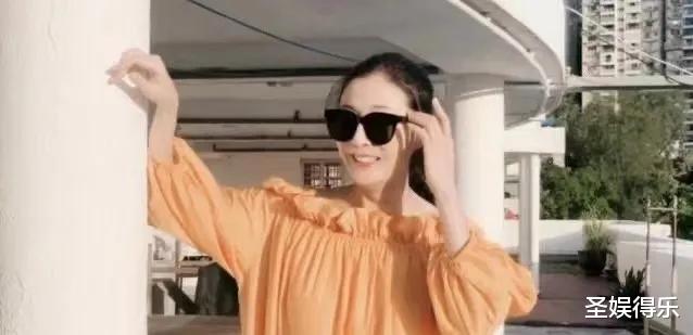 穿衣搭配 吴绮莉有多美?穿橘色一字肩配马尾,不仅年轻还很洋气