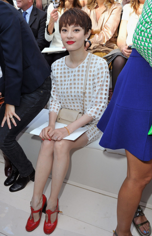 孙俪|孙俪美到国外去了，白色“洞洞装”也穿出高级感，真优雅到骨子里