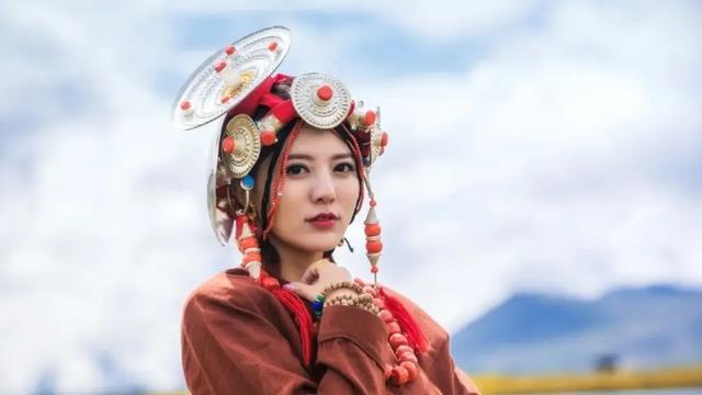 阿兰|“隐形富婆”阿兰：戴上亿九眼天珠，21岁打败王菲，坐拥亿万身家