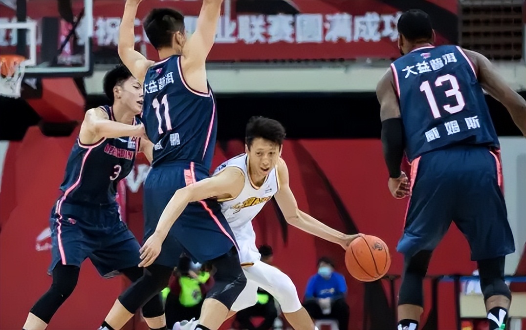 广东男篮|杜锋爱将成香饽饽！曝广东核心受邀，开启新生涯，尝试转型教练