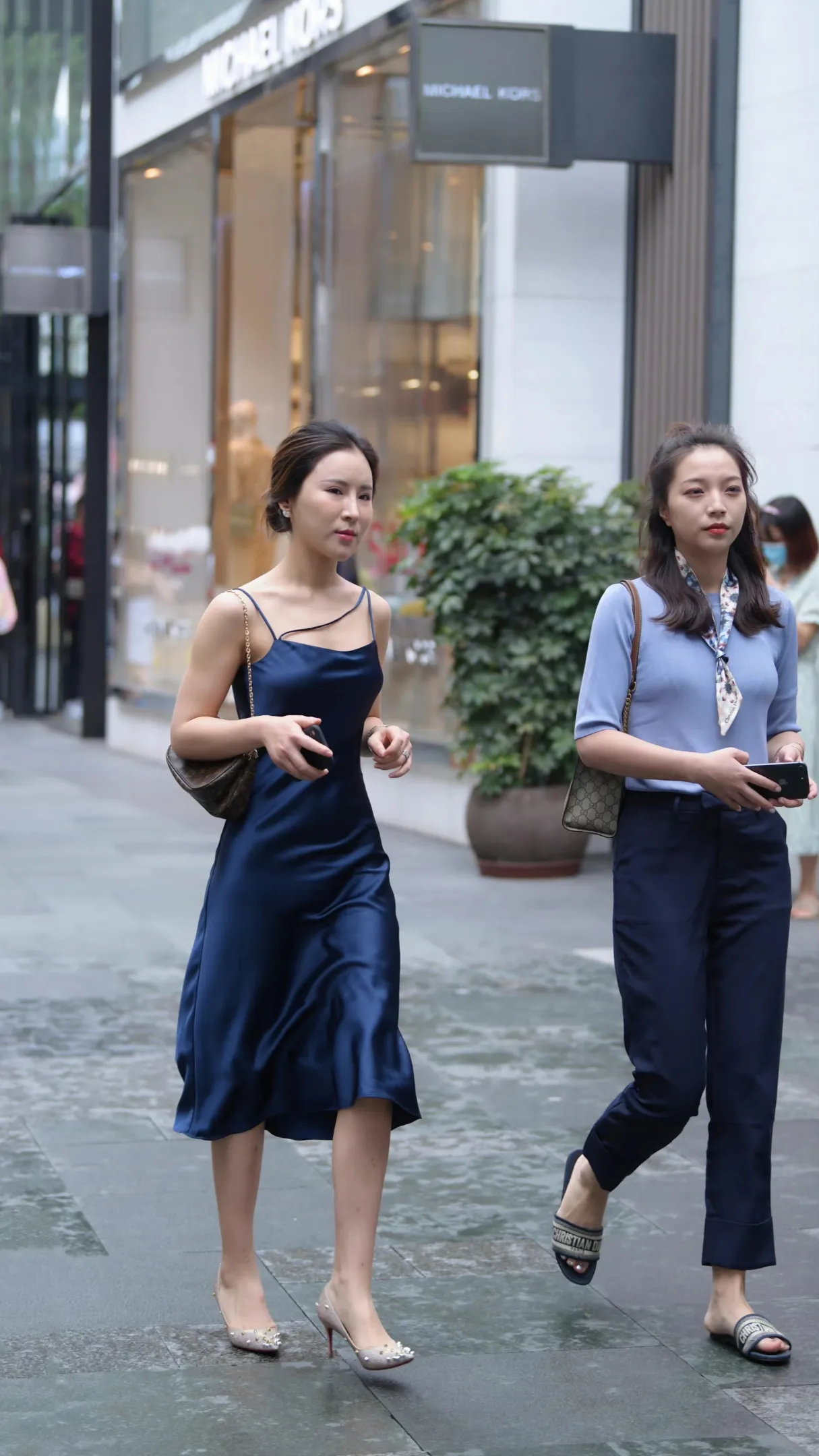 走在夏天的街头,刻意放慢了脚步