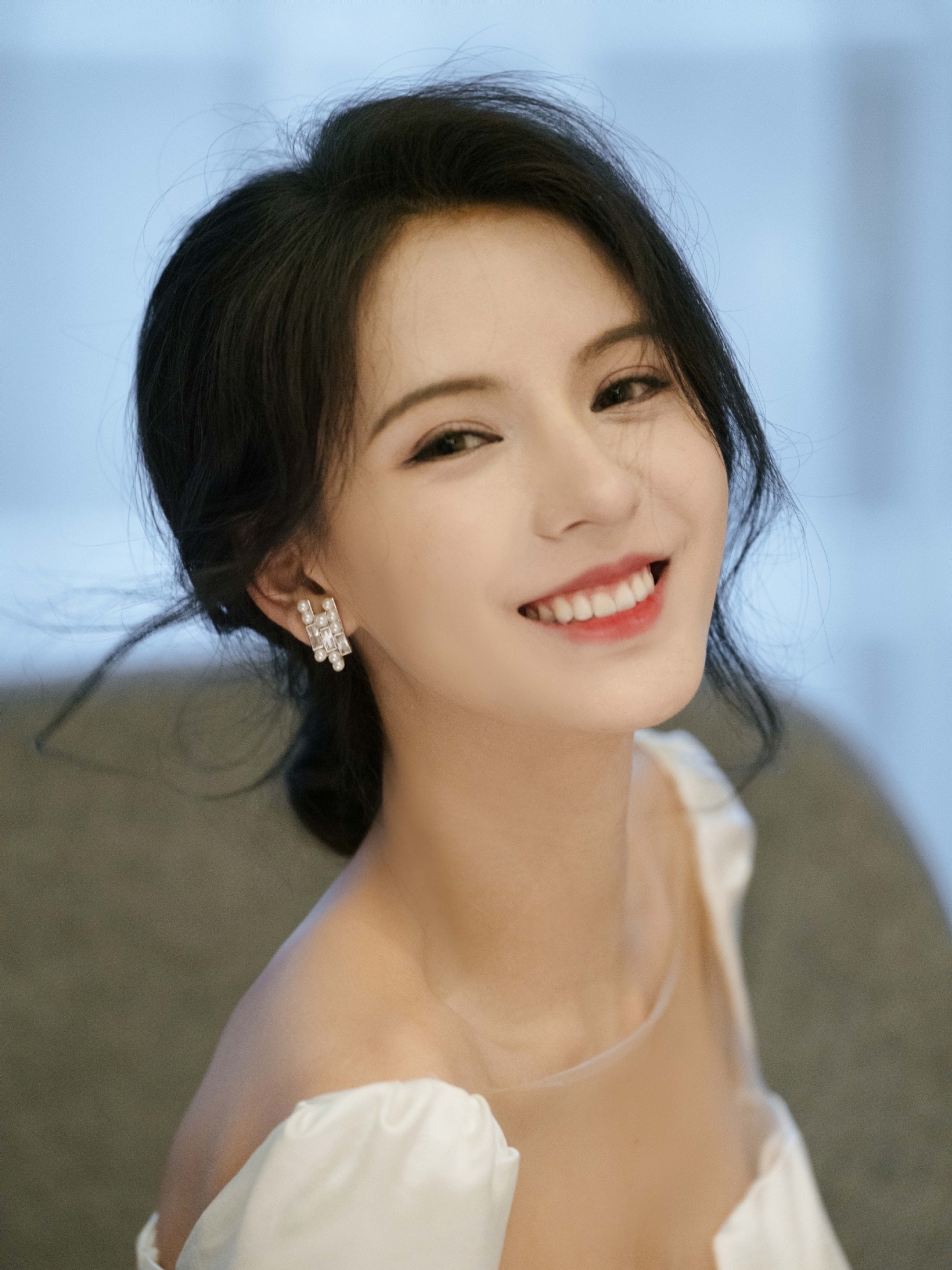 张予曦|王思聪前女友张予曦身穿低胸V型白裙，一嗔一笑亦销魂