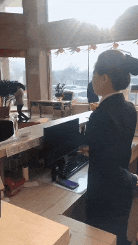 女朋友去西藏出差，走的时候还挺正常，呆了几天后我陷入了沉思