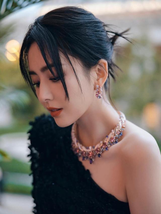 安妮·海瑟薇|三位近40的女明星,一个无比显老,另外两位少说十岁都有人信