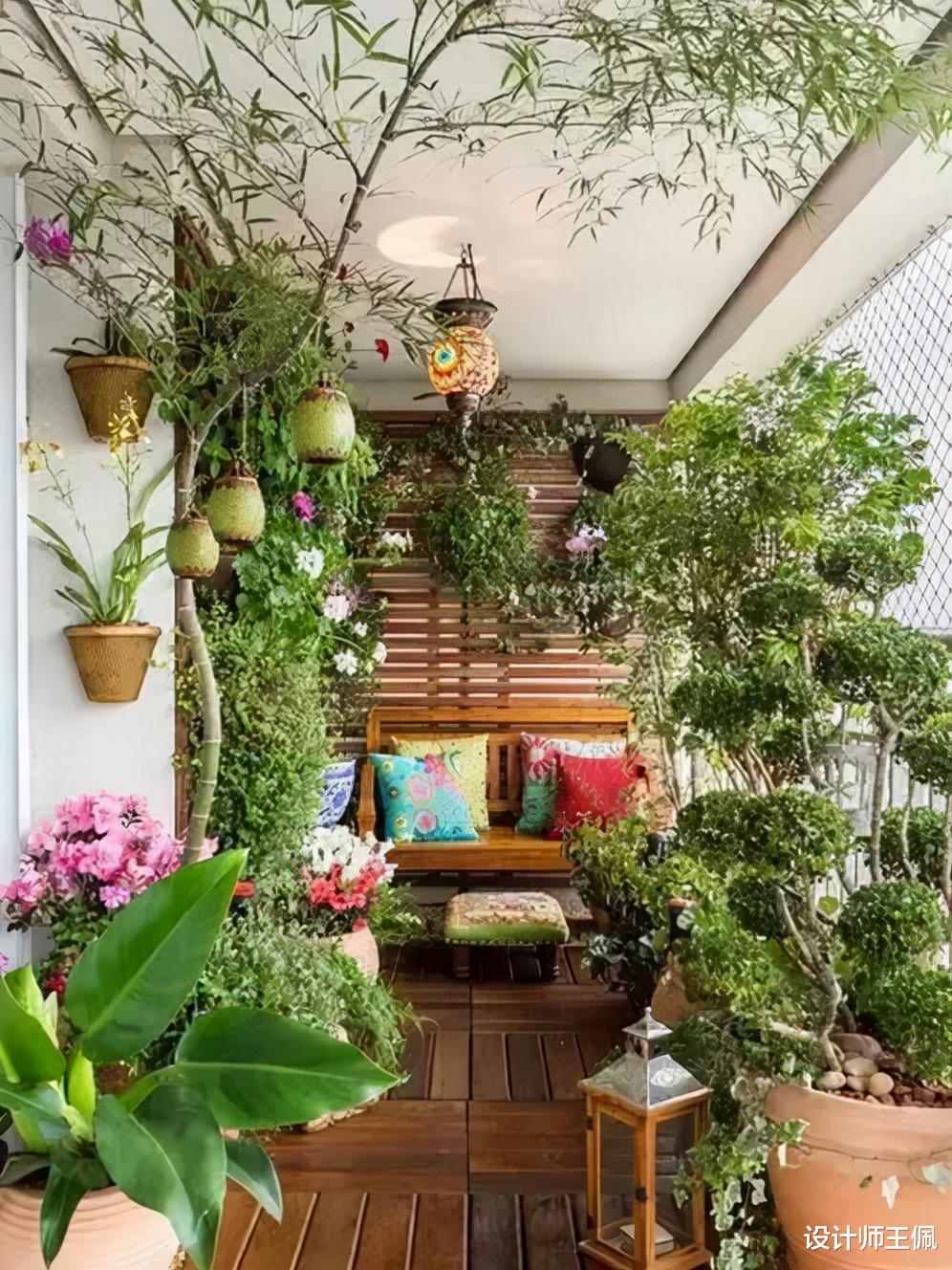 装修的时候，大胆丢掉阳台的推拉门，客厅瞬间变高级了！