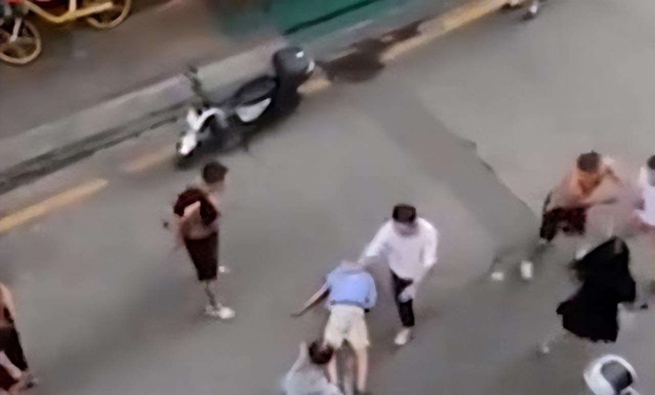 太原六名男女围殴一名老人,现场视频被曝光,老人倒地后被多次踢头