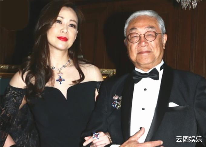 曾江|王羽去世后曾江首露面,国外度假心情好,现身大排档吃饭接地气