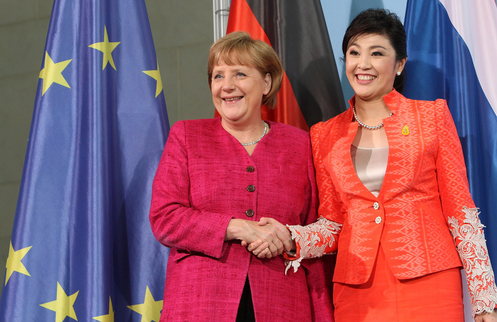 英拉过完生日后首亮相！穿飘带衬衫太美，当年和默克尔同框也稳赢