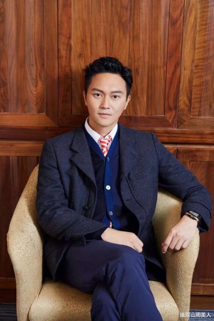 发型 建议中年男人少留这3种“油腻发型”，显老！难怪不招女孩子喜欢