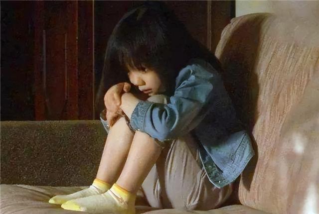 93年西宁一女子将6岁女儿虐待死,出狱后扒女儿坟:把你挫骨扬灰