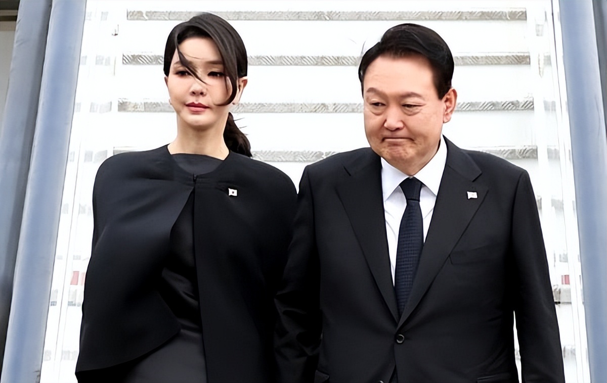 医院 韩国第一夫人在美国穿韩服亮相!罕见盘起头发更惊艳,真是太嫩了