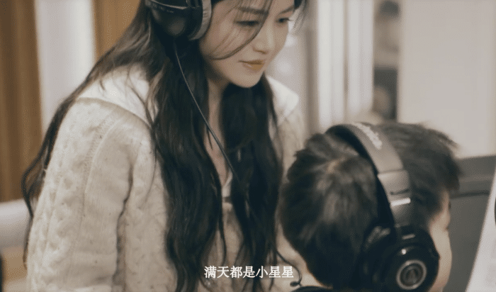 陈妍希|陈妍希晒母子合影，儿子小星星正面出镜，长得和爸爸陈晓一模一样