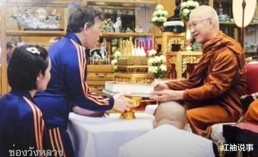 诗妮娜|36岁诗妮娜尝试复出，晒工作海报反击王后，泰王清官难断家务事