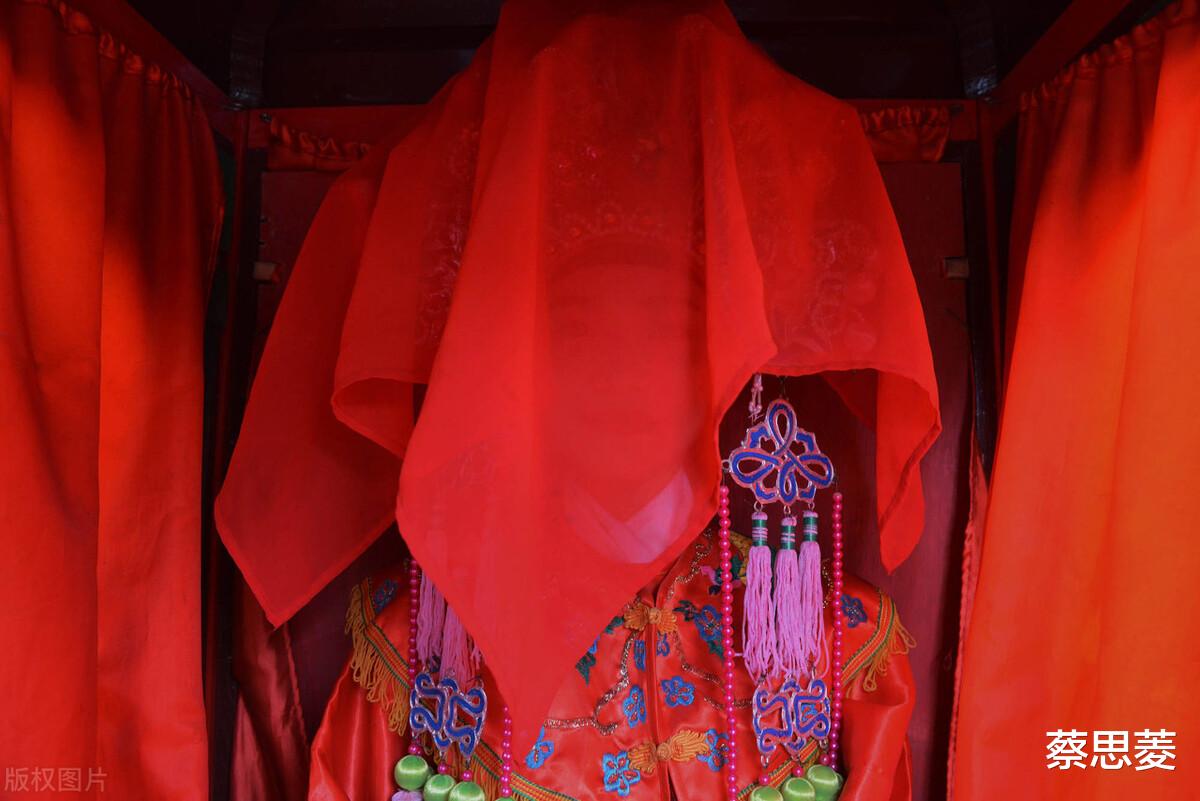 两男孩捡到女婴送人,13年后打听到女孩下落,匿名探望现催泪一幕