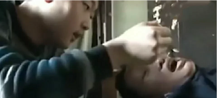 2013年,山西一位年仅15岁的男孩成为了当地有名的钉子户,哪怕停水停电男孩也不搬家
