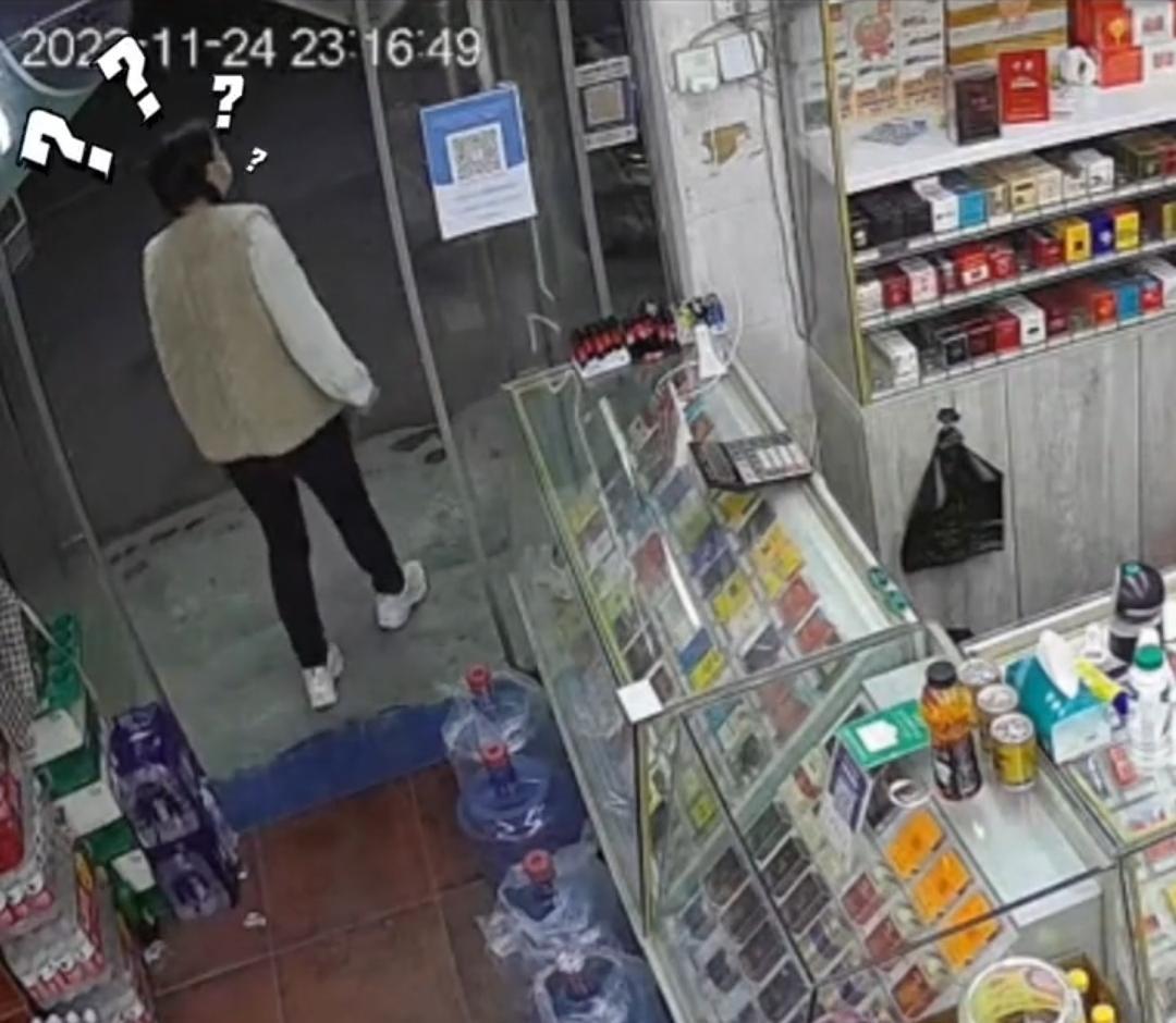 小偷趁老板看手机进店偷烟,网友:可见进门“欢迎光临”的重要性