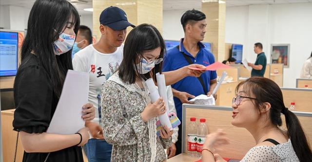 薪酬|“没文化真可怕”，HR要本科生提供大专证，一句话把求职者问懵了