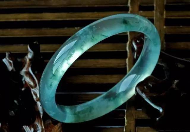 翡翠手镯|亮瞎眼！赌石中的“法拉利”，一刀切出7只翡翠手镯！