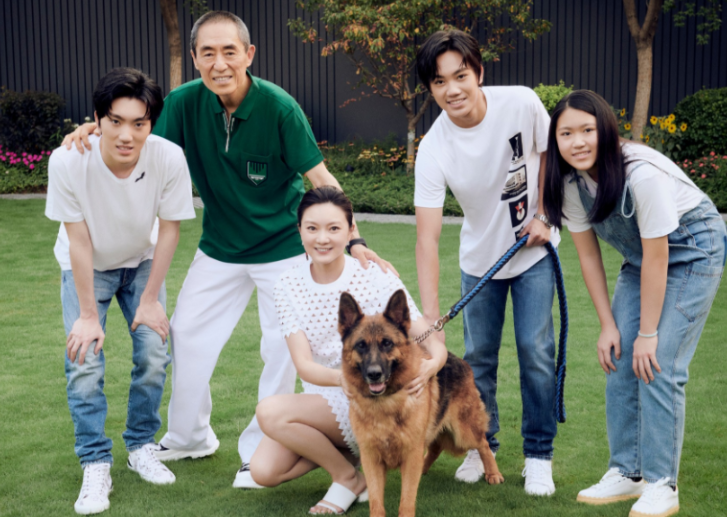 张艺谋|张艺谋一家五口出游太幸福,儿子帅气像妈妈,女儿颜值普通太像爸
