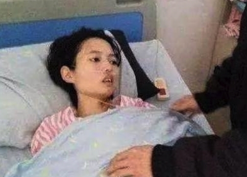 身患癌症坚持生子,儿子百天宴病情恶化,她26岁去世丈夫杳无踪迹