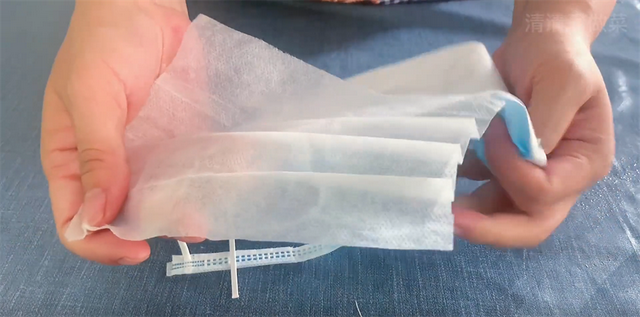 口罩用完就扔太浪费，老保姆：教你1招变废为宝，解决厨房大难题