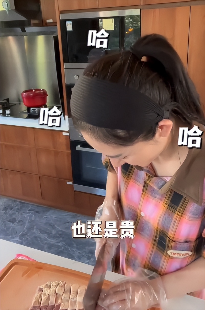 谢娜|谢娜素颜为老公孩子做烤肉!牛排骨比脸还大,用袖子擦脸太接地气