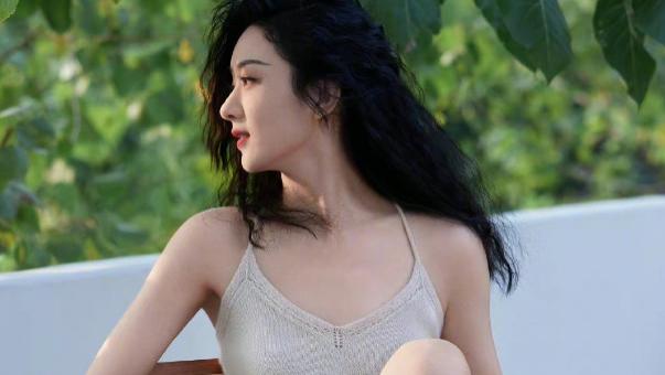 赵丽颖|赵丽颖复古羊毛卷登新封面，溯秋见林氛围感大片，松弛且精彩