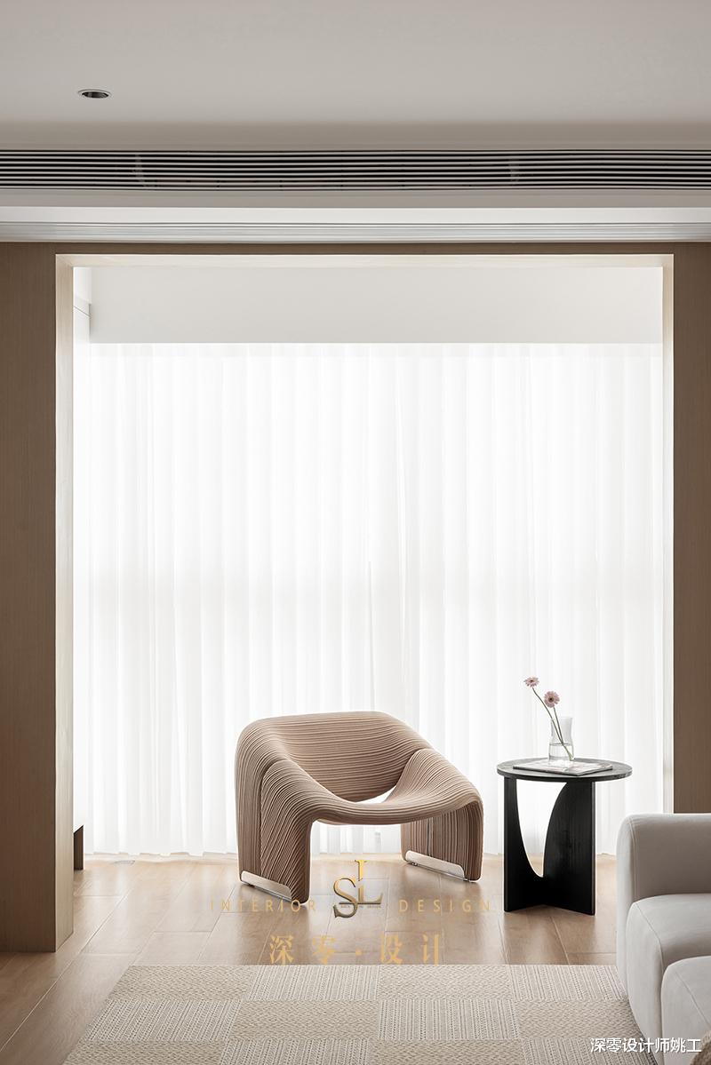 说实话,豪装不一定有她家舒适,客厅整面高柜有藏有露,收纳能力强悍