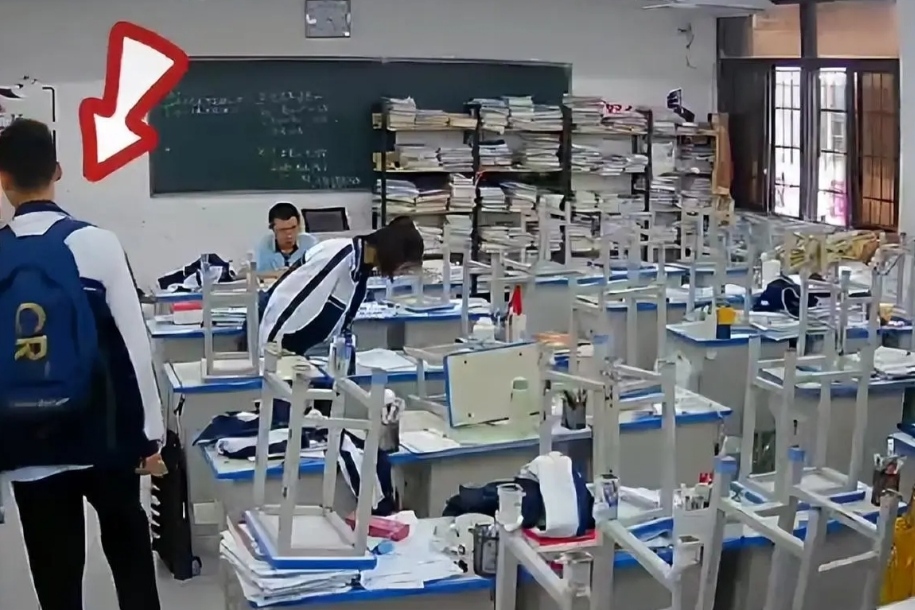 监控拍下学生“暗恋”一幕,小心翼翼又很暖心,评论让人哭笑不得