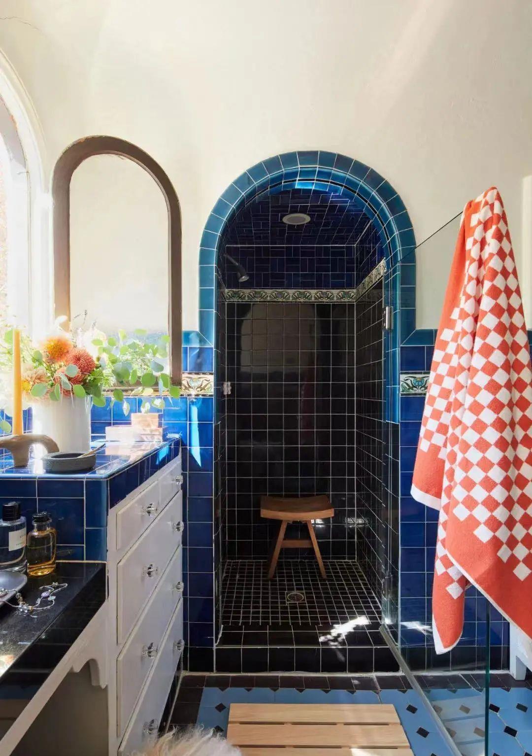 好莱坞|她20岁凭一部剧火遍全球,30岁过气隐退,如今却靠古堡豪宅翻红