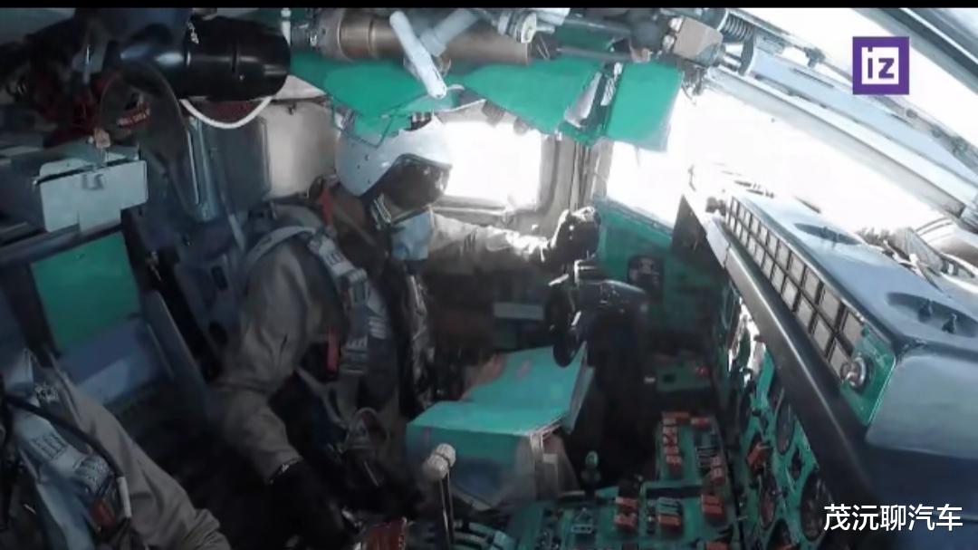 正在对马里乌波尔进行地毯式轰炸的图-22M3“逆火”轰炸机的内饰公布