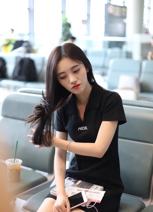 鞠婧祎|鞠婧祎片场身高照曝光,穿着厚厚的增高鞋,怪不得每次都是怼脸拍