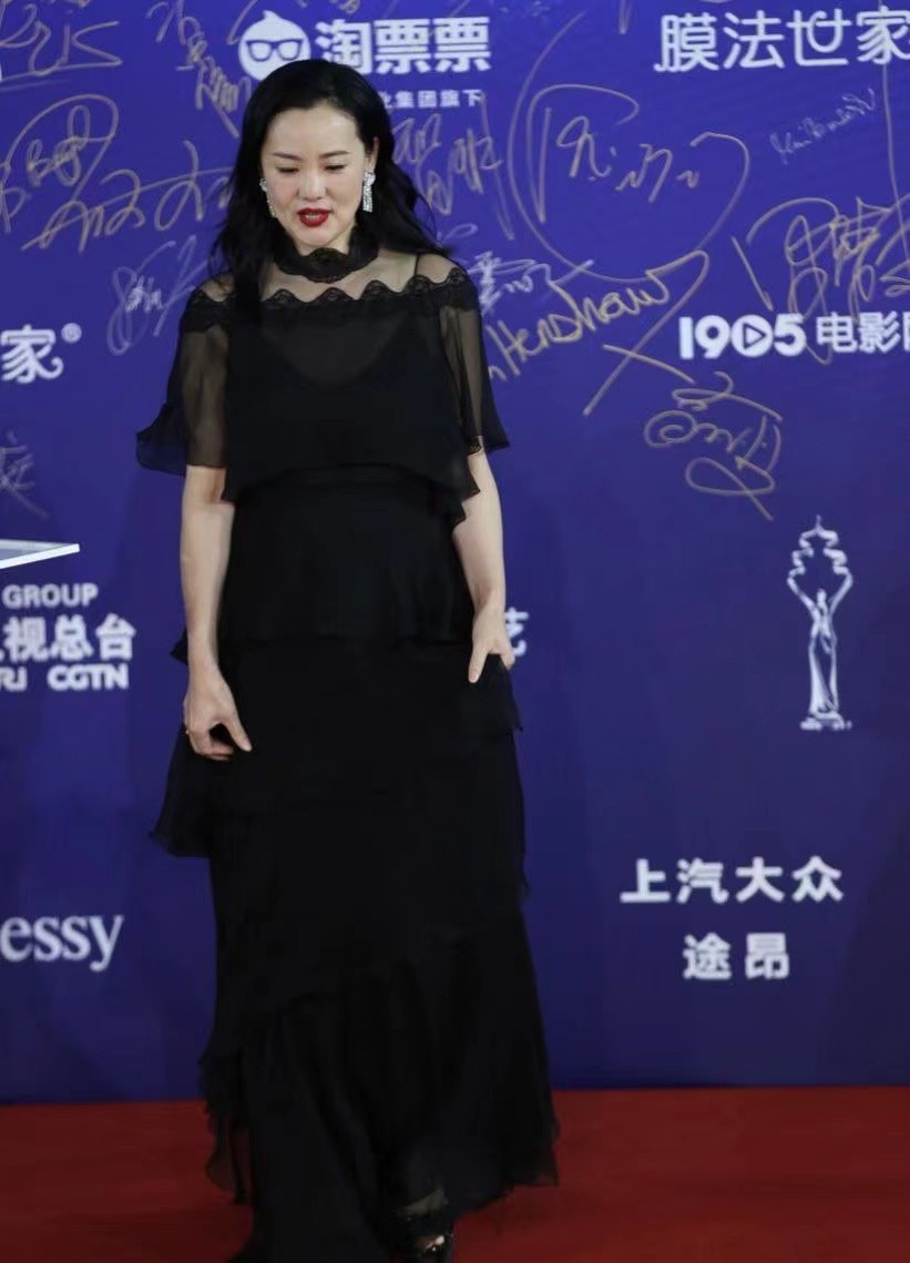 排毒 年过半百的咏梅魅力丝毫不差，穿黑裙涂红唇好娇艳，气质还那么好