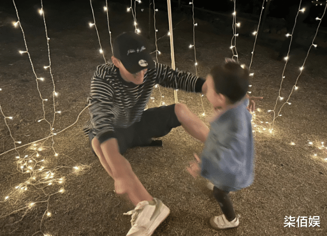 林峰|张馨月锻炼女儿自己收拾玩具，2岁格格手脚麻利，留短发超像林峯