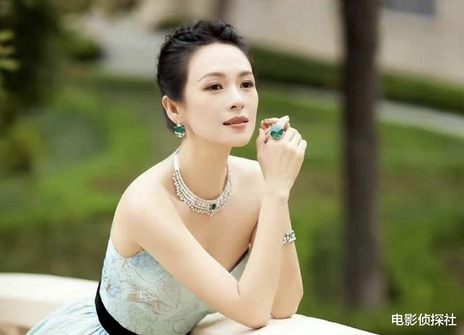 章子怡|章子怡和汪峰带娃出游，父子俩互动很有爱，章子怡拿手机拍个不停