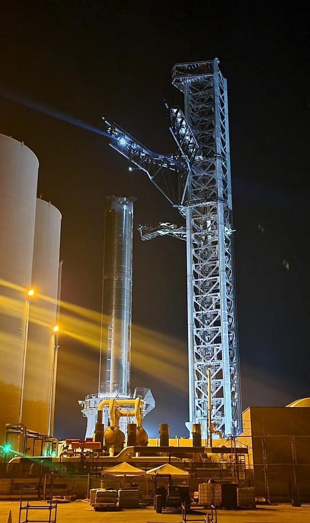 SpaceX使用巨型机械臂在发射架上安装超重型助推器,最终测试开启