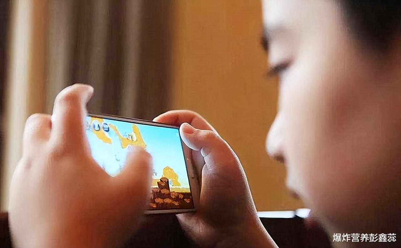 睡眠|在睡前经常玩手机,伤眼还会“致癌”,这是事实吗?看看最新研究