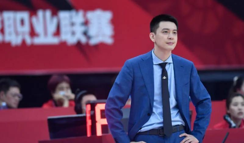 辽宁男篮|惨败22分，输不起？杨鸣缺席发布会遭重罚，辽宁记者怒怼CBA联盟