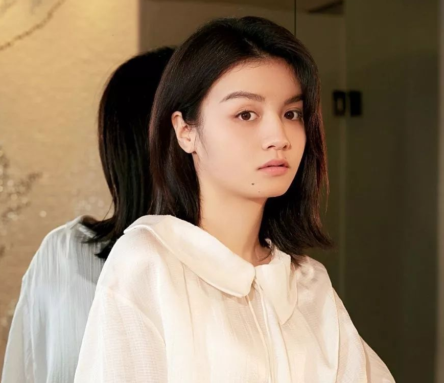 明星素颜 50+岁的女人，尽量学会化妆！这3样化妆品+3步骤，打造精致伪素颜